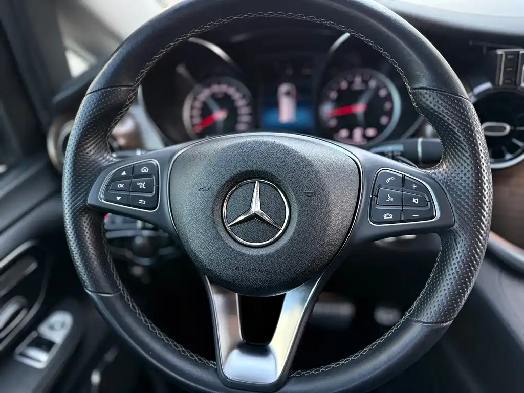 Mercedes-Benz V-Class 2022 — фото 18