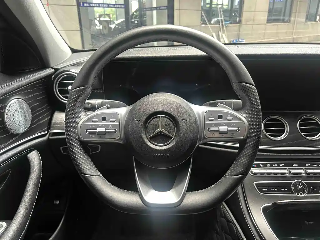 Mercedes-Benz E-Class 2020 — фото 15