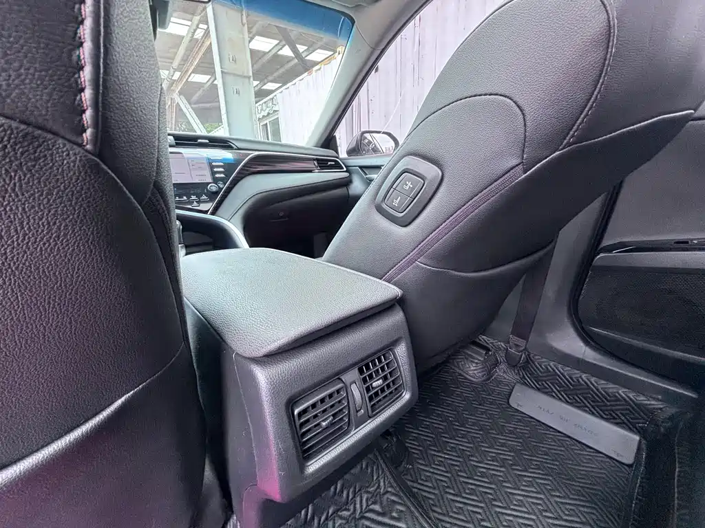 Toyota Camry 2019 — фото 12
