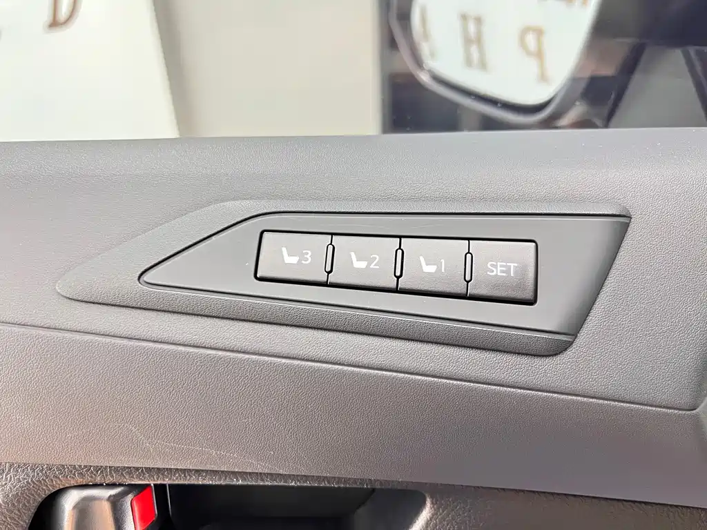 Toyota Alphard 2023 — фото 16