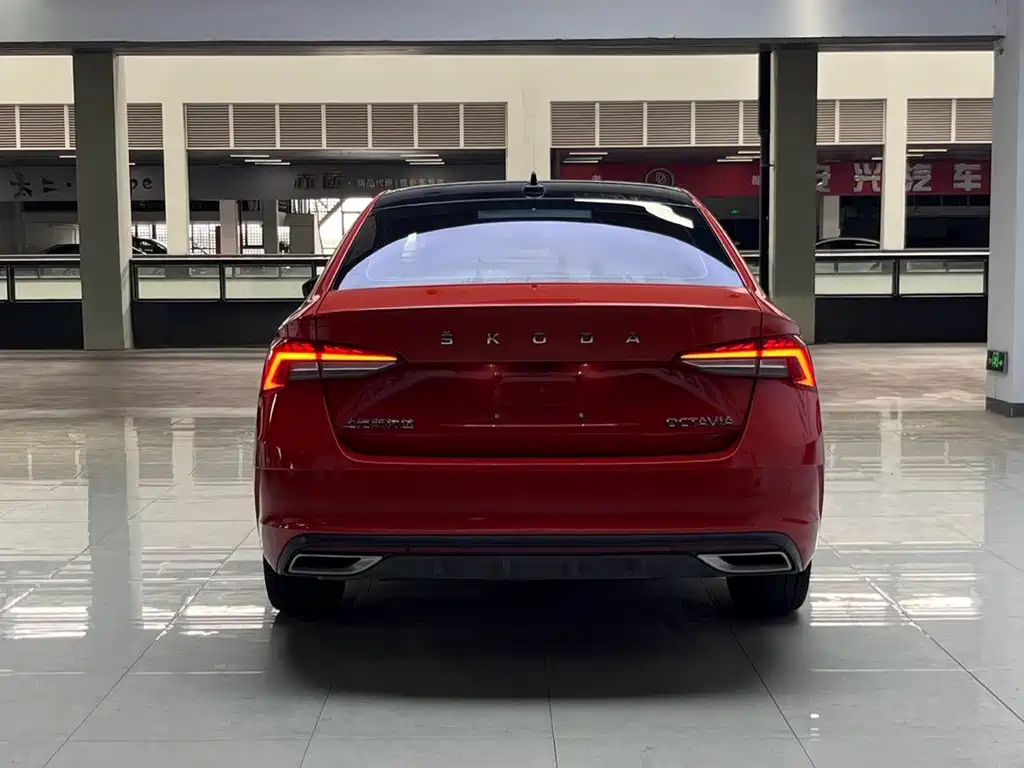 Skoda Octavia 2021 — фото 18