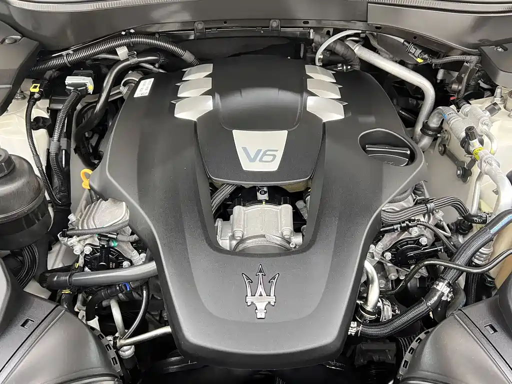 Maserati Levante 2017 — фото 34