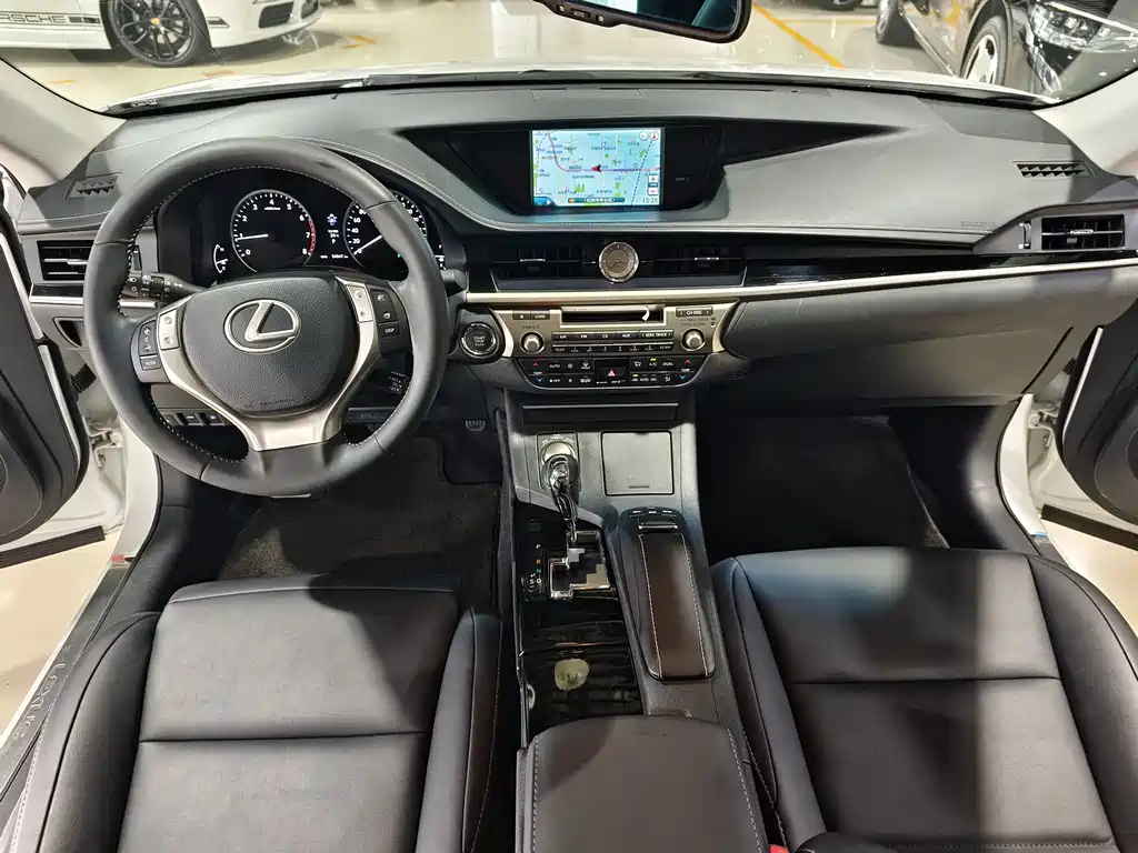 Lexus ES 2014 — фото 10