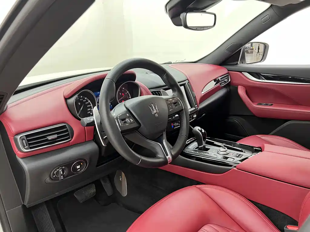 Maserati Levante 2017 — фото 11