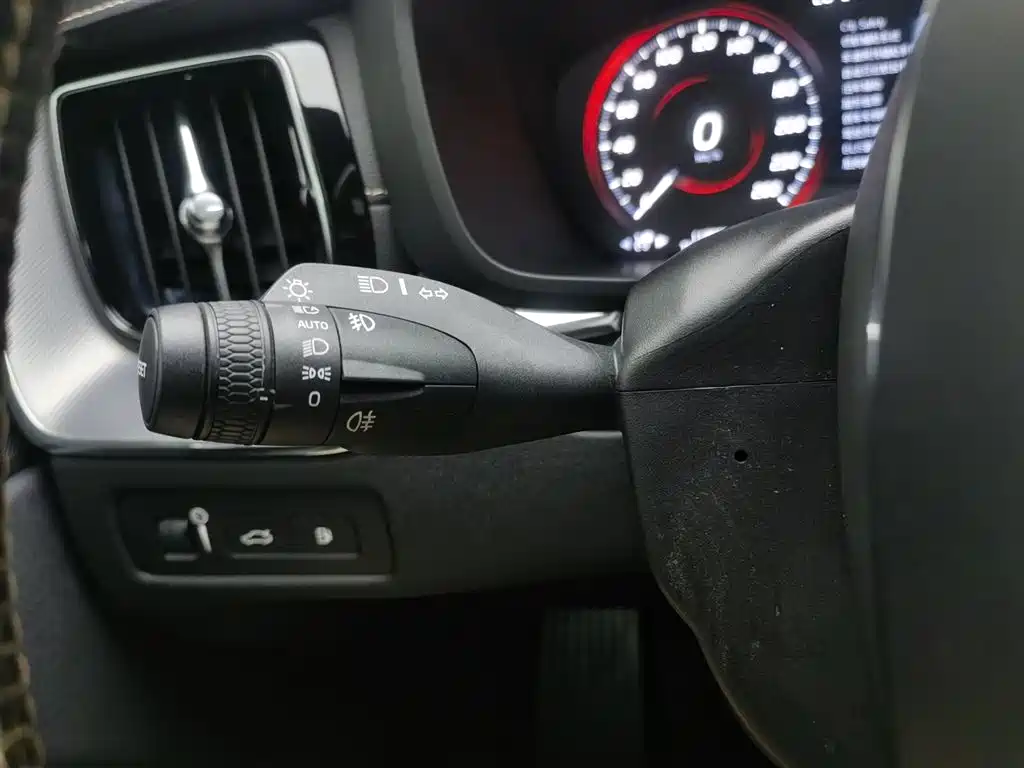 Volvo XC60 PHEV 2019 — фото 21