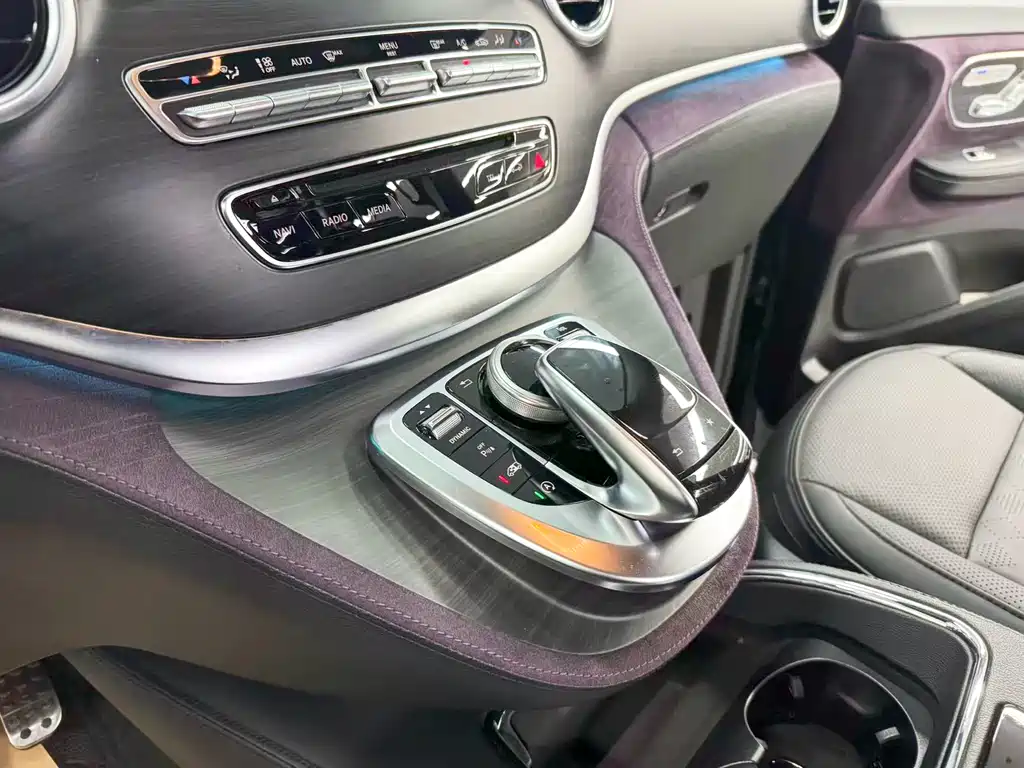 Mercedes-Benz V-Class 2019 — фото 12