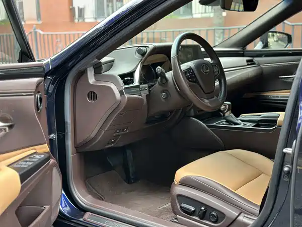 Lexus ES 2021