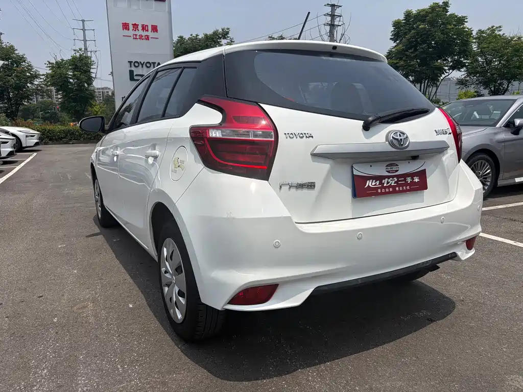 Toyota Yaris L 2022 — фото 16