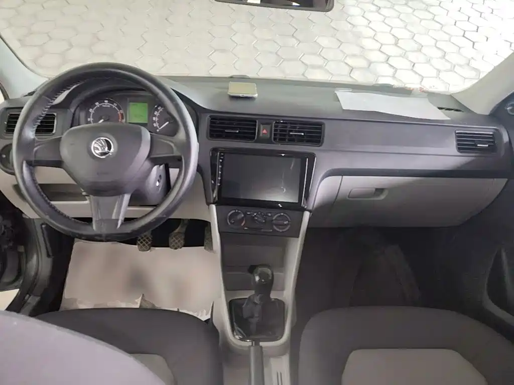 Skoda Rapid 2015 — фото 10