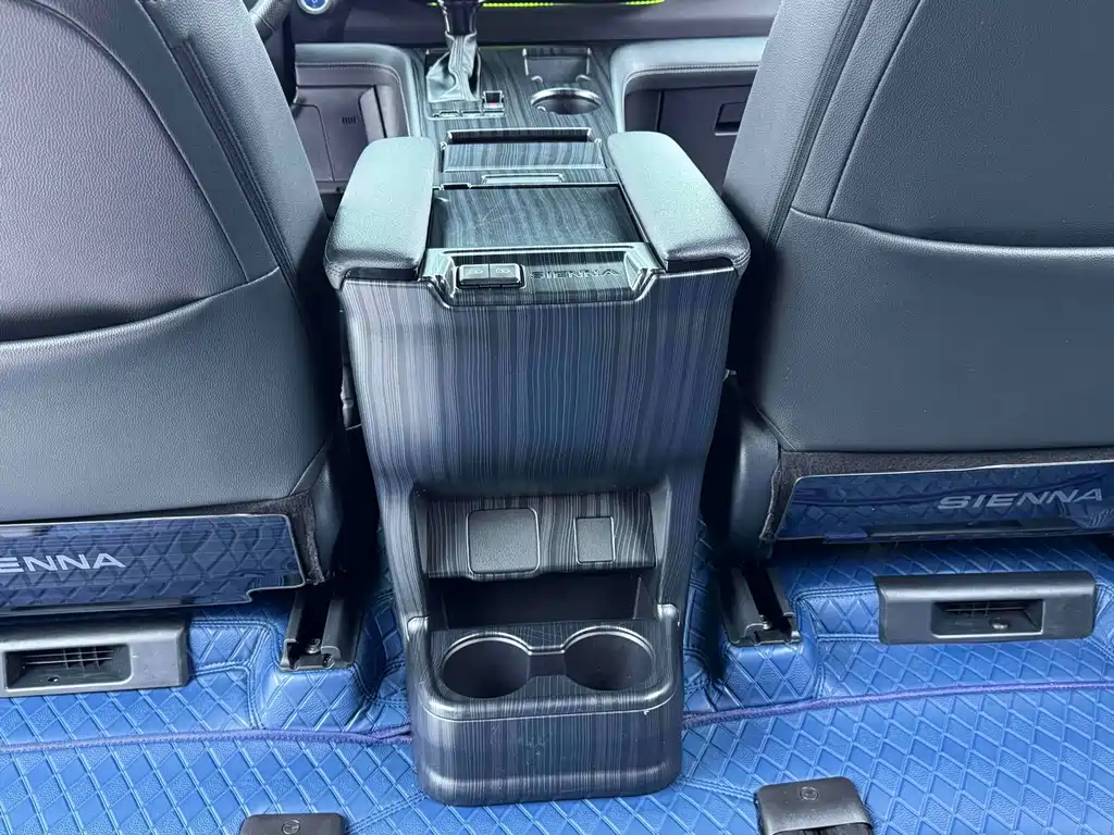 Toyota Sienna 2023 — фото 16