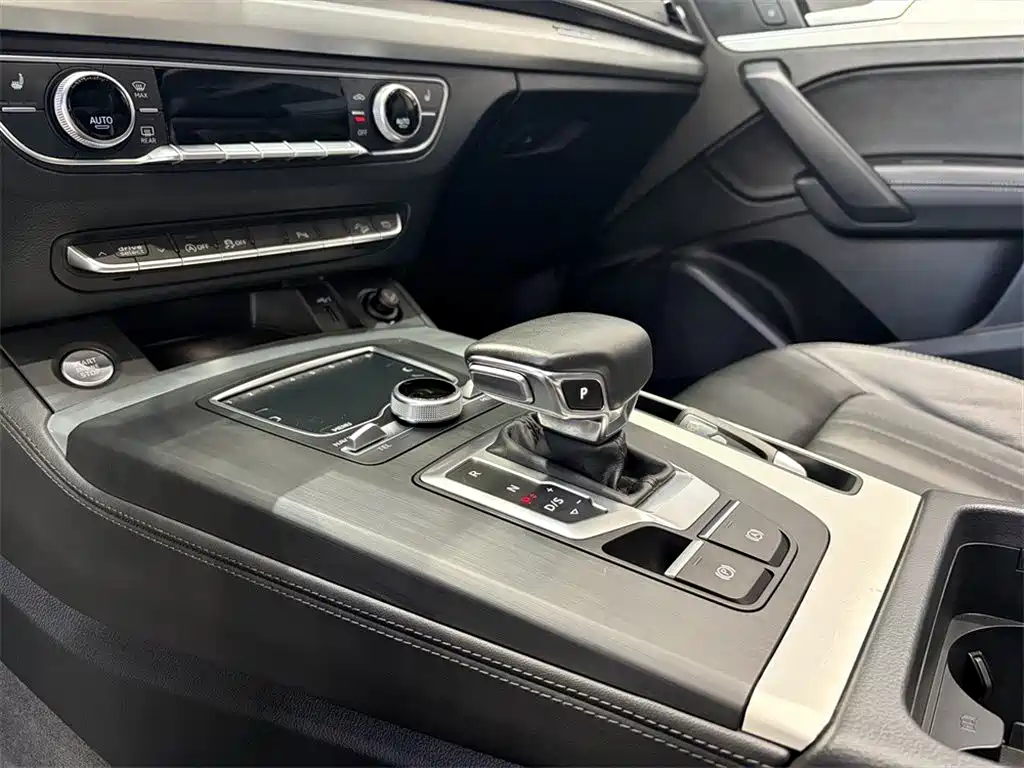 Audi Q5L 2021 — фото 12