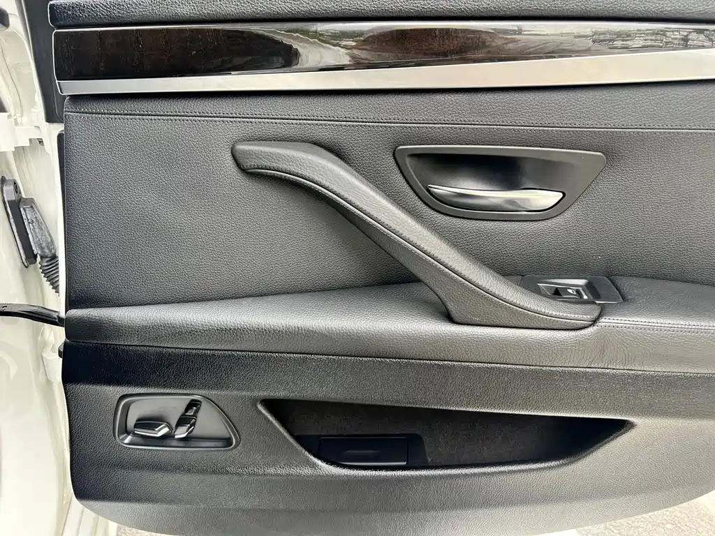 BMW 5 Series 2012 — фото 11