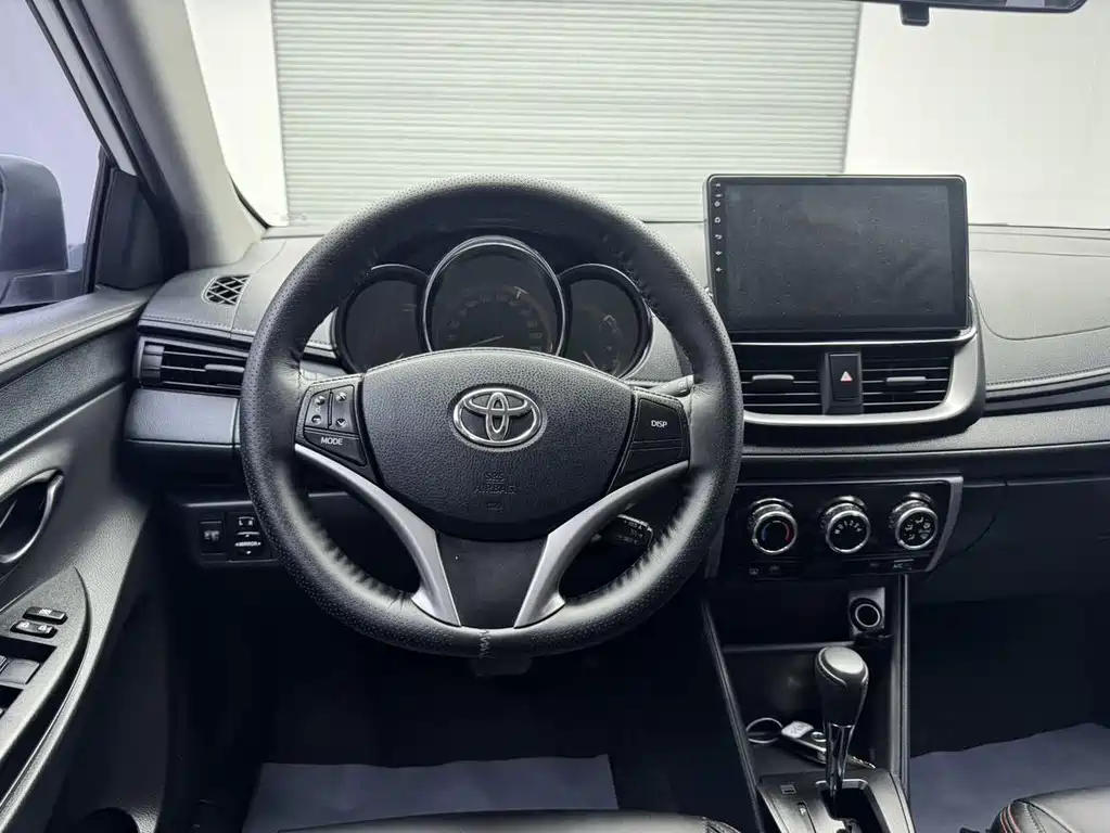 Toyota Yaris L 2022 — фото 12