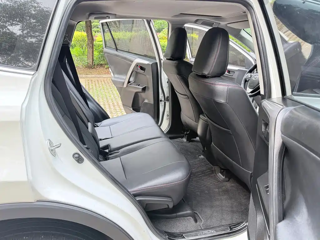 Toyota RAV4 2019 — фото 12