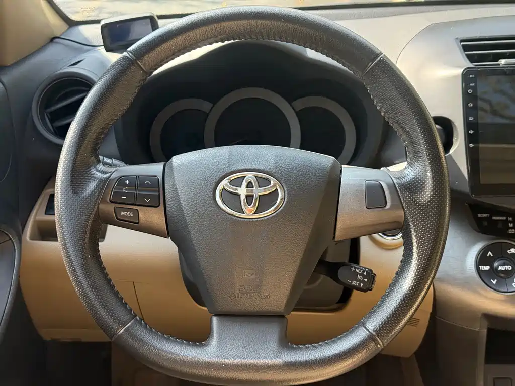 Toyota RAV4 2013 — фото 11