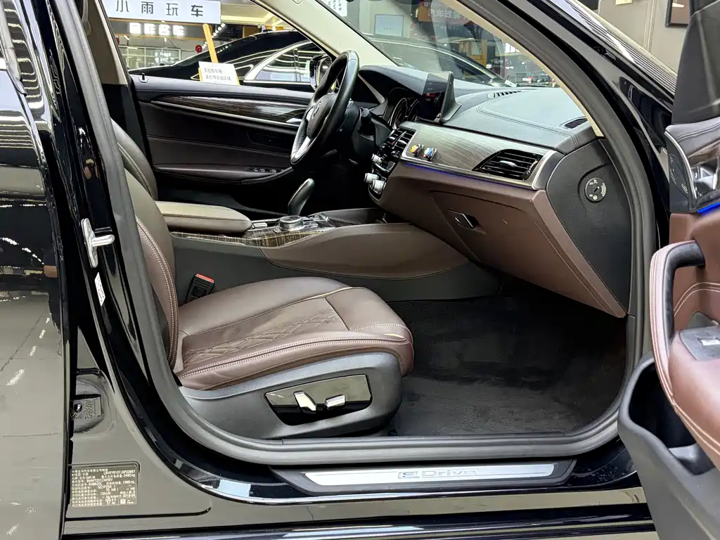 BMW 5 Series New Energy 2018 — фото 16