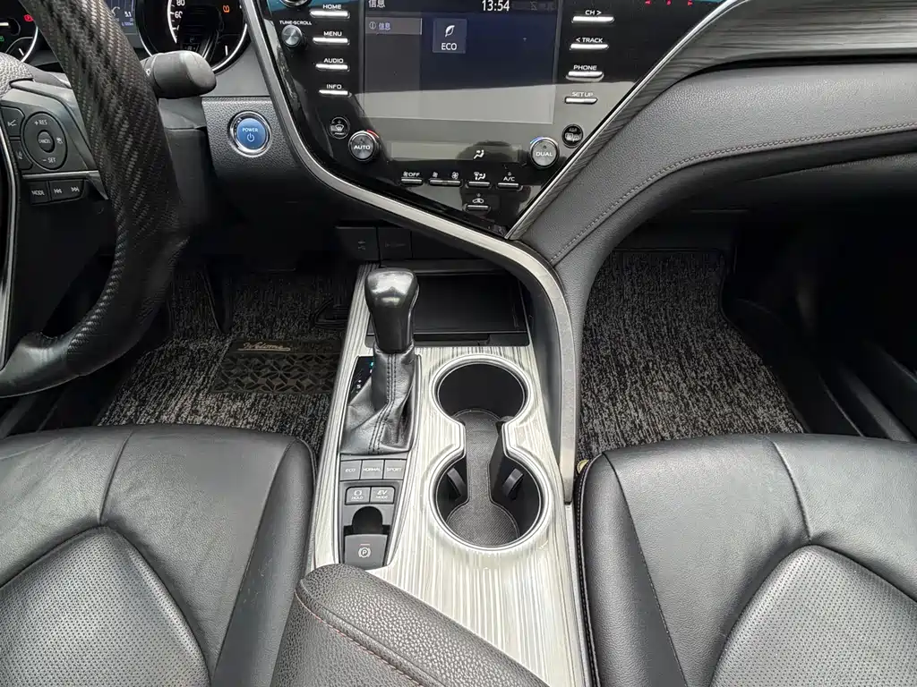 Toyota Camry 2018 — фото 12
