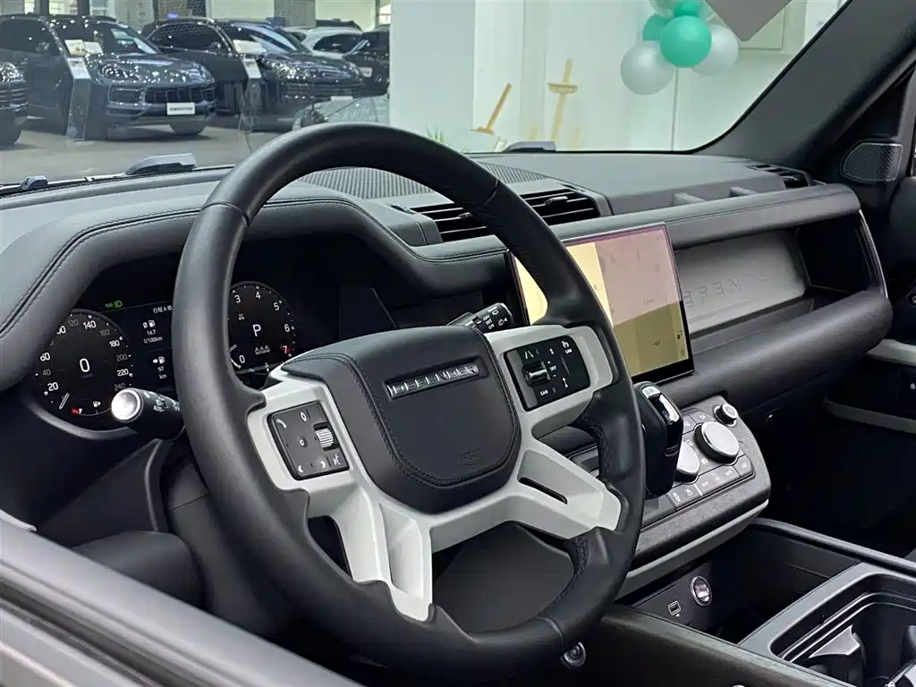 Land Rover Defender 2023 — фото 28
