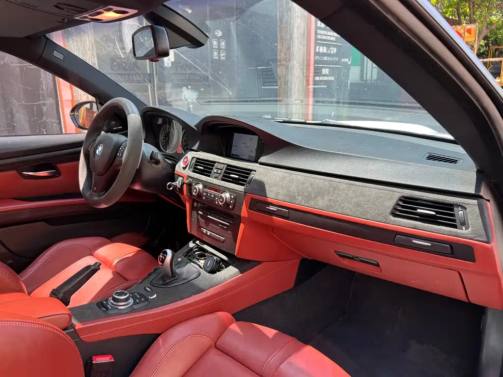 BMW M3 2010 — фото 11
