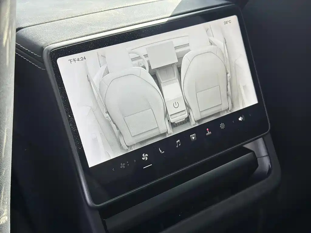 Tesla Model Y 2025 — фото 14