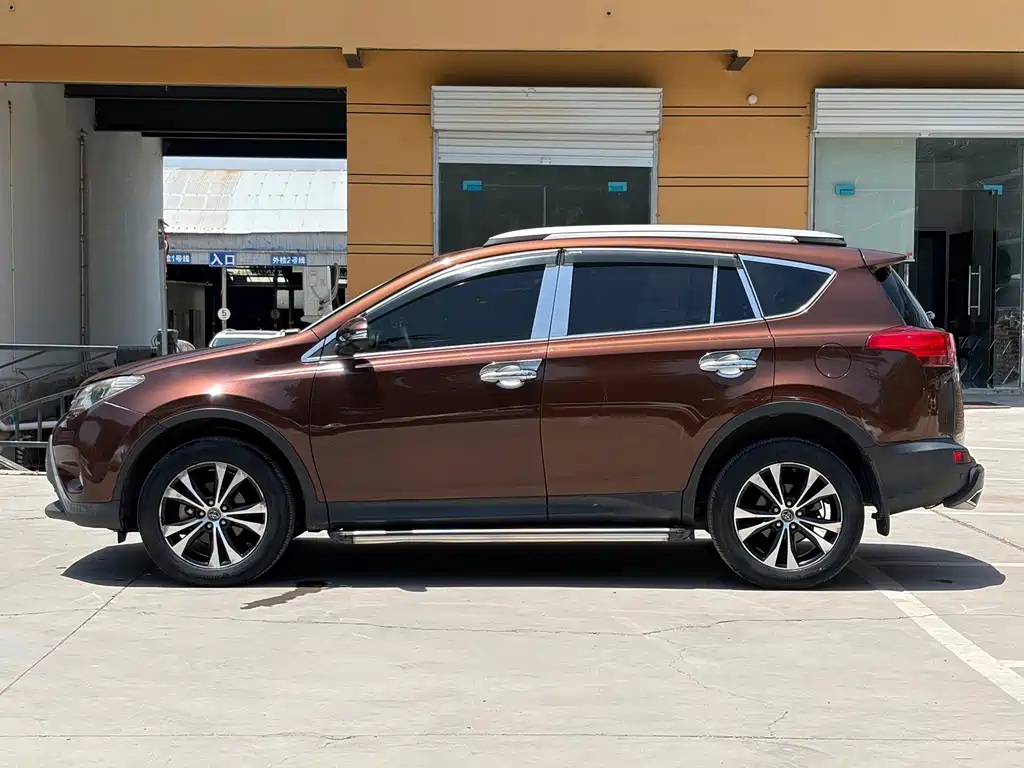 Toyota RAV4 2015 — фото 16