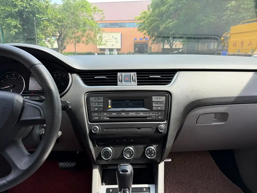 Skoda Octavia 2015 — фото 15