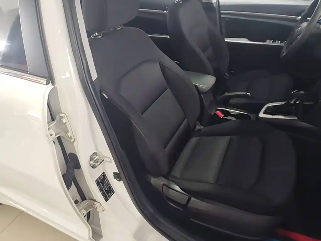 Hyundai Elantra 2019 — фото 25