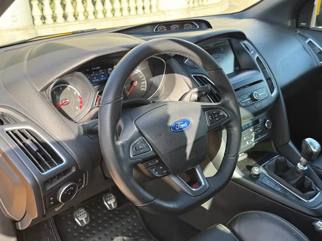 Ford Focus 2016 — фото 10