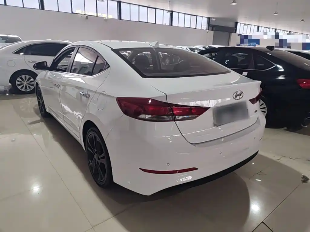 Hyundai Elantra 2019 — фото 5