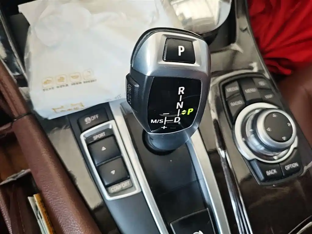 BMW 5 Series 2017 — фото 14