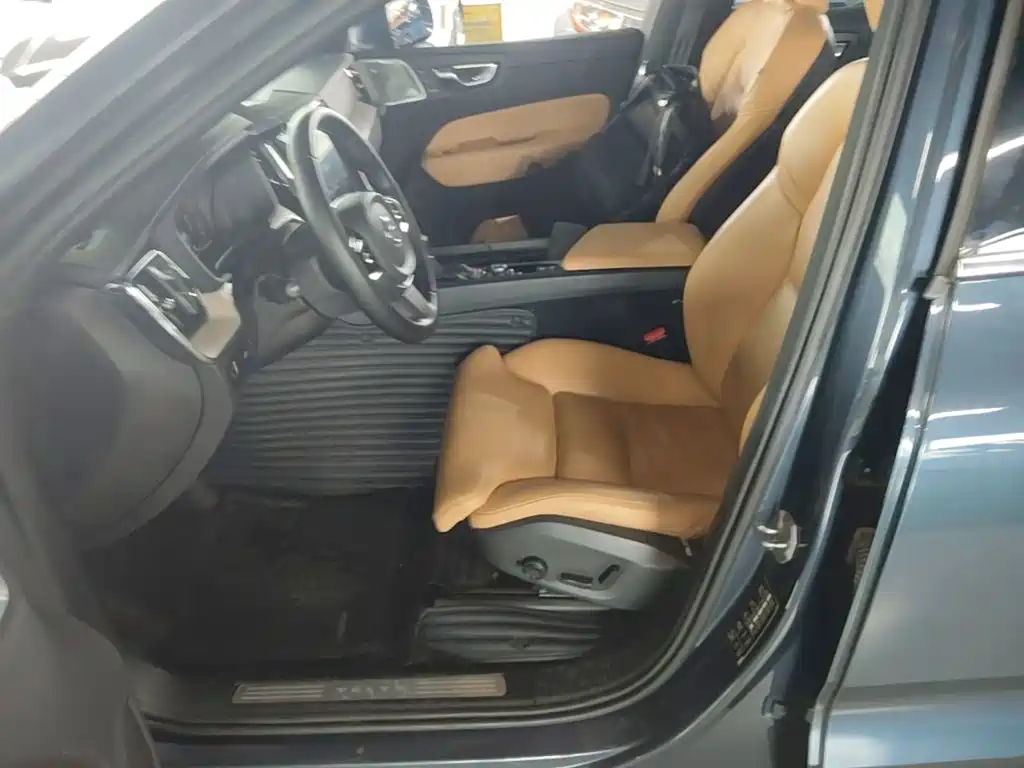 Volvo XC60 2018 — фото 11