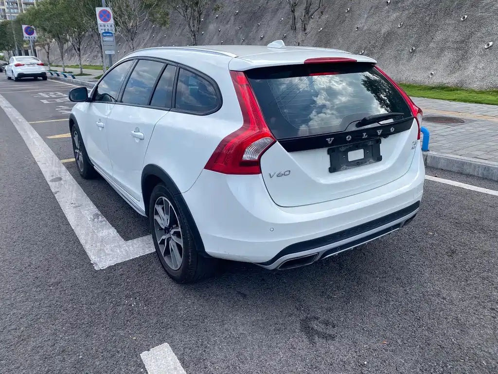 Volvo V60 2017 — фото 7