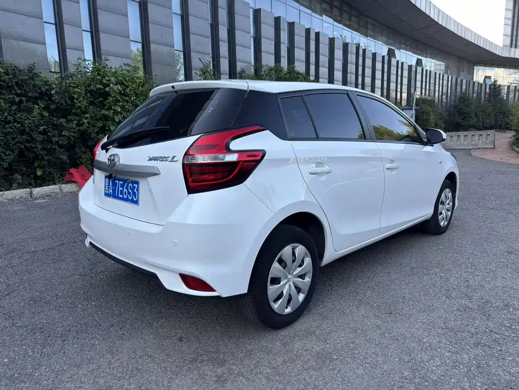 Toyota Yaris L 2023 — фото 21