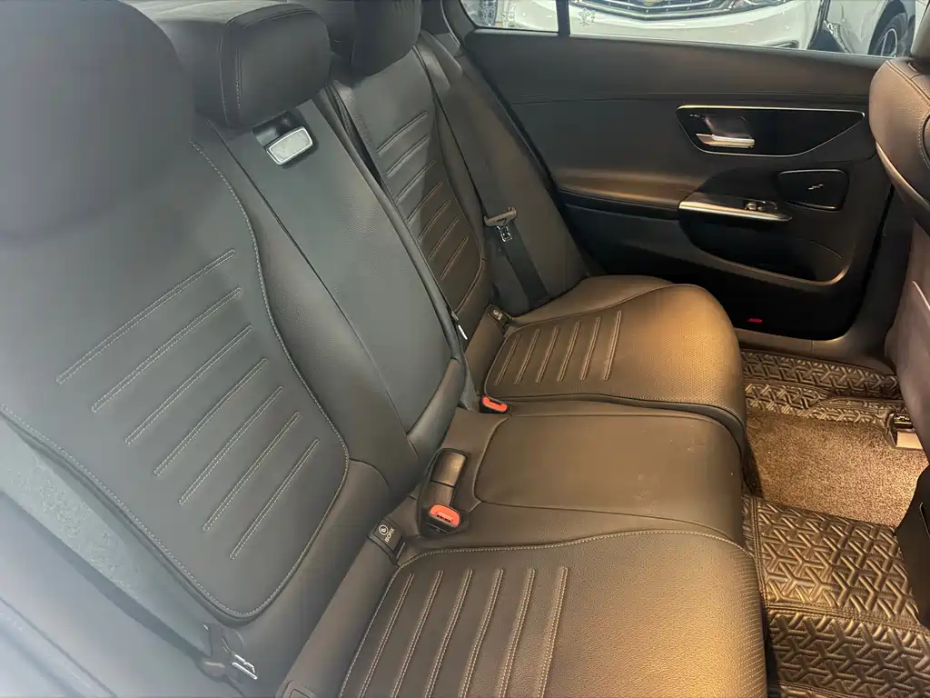 Mercedes-Benz C-Class 2023 — фото 13