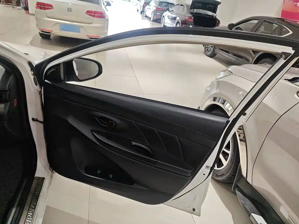 Toyota Yaris L 2018 — фото 16