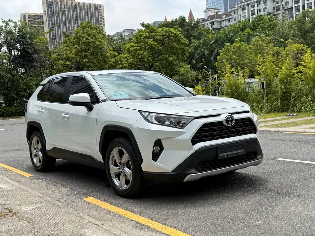 Toyota RAV4 2023 — фото 1