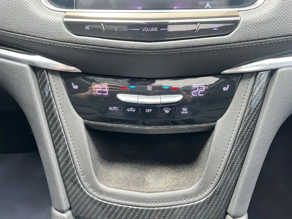 Cadillac XT5 2017 — фото 16