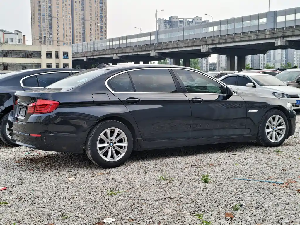 BMW 5 Series 2011 — фото 11
