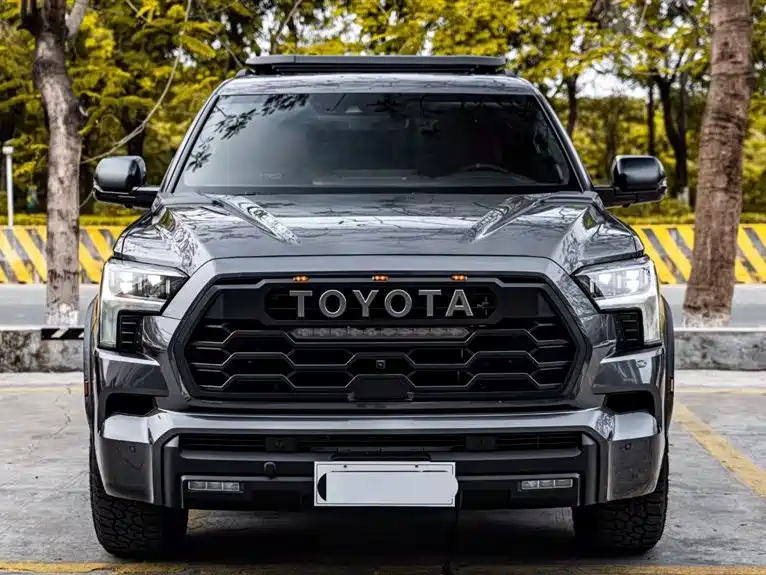 Toyota Sequoia — фото 1
