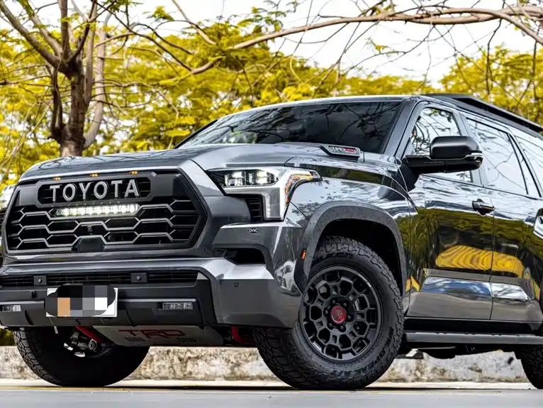 Toyota Sequoia — фото 3