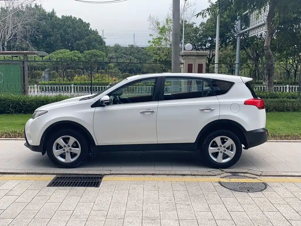 Toyota RAV4 2015 — фото 2