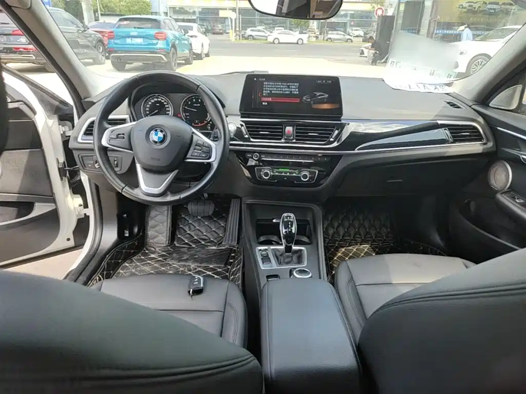 BMW 1 Series 2021 — фото 10