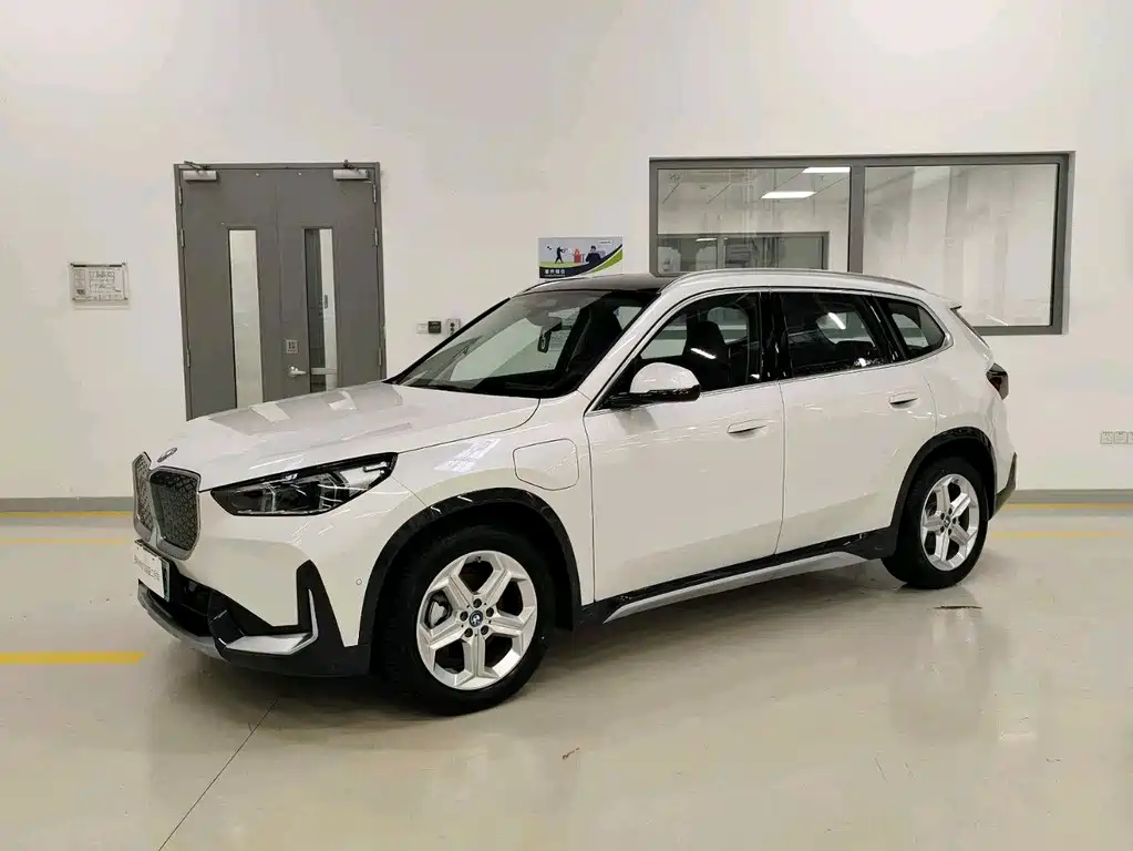 BMW iX1 2025