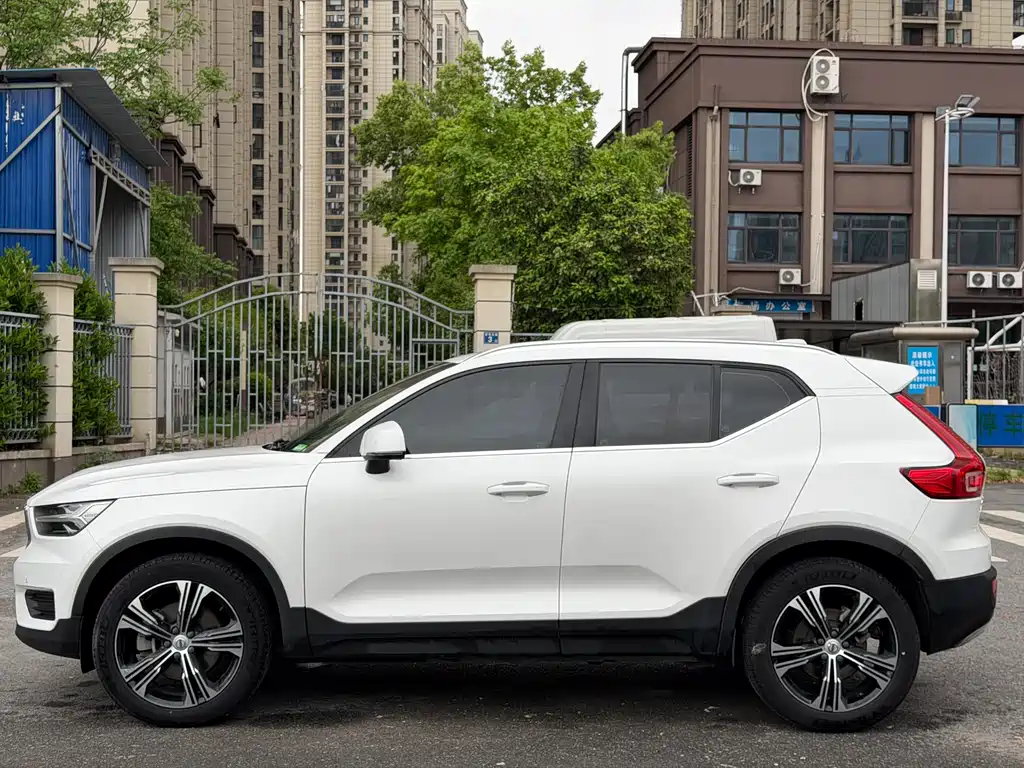 Volvo XC40 2022 — фото 3