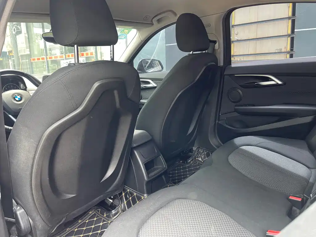 BMW 1 Series 2018 — фото 12