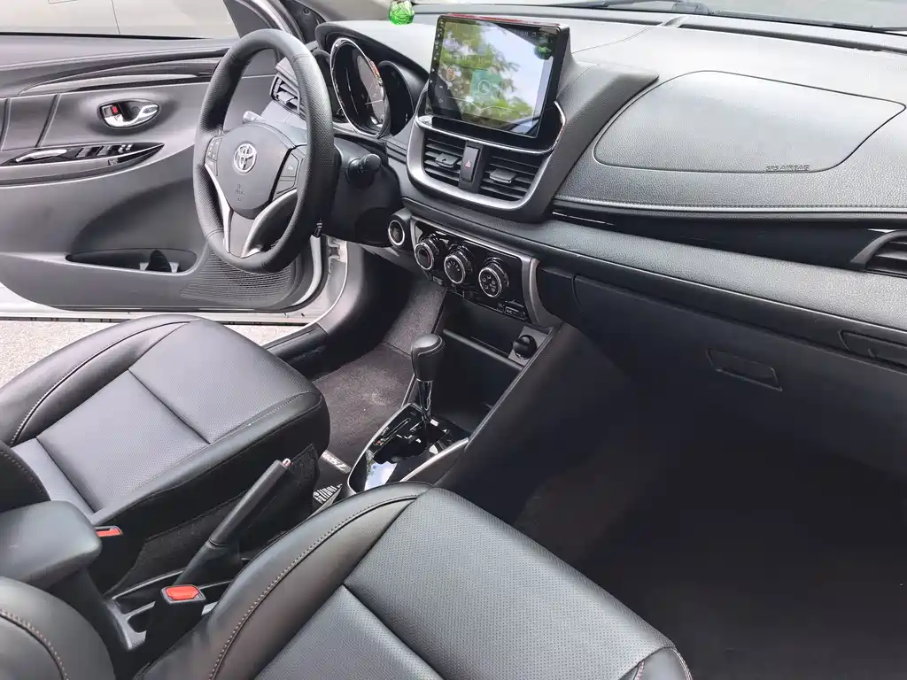 Toyota Yaris L 2022 — фото 16