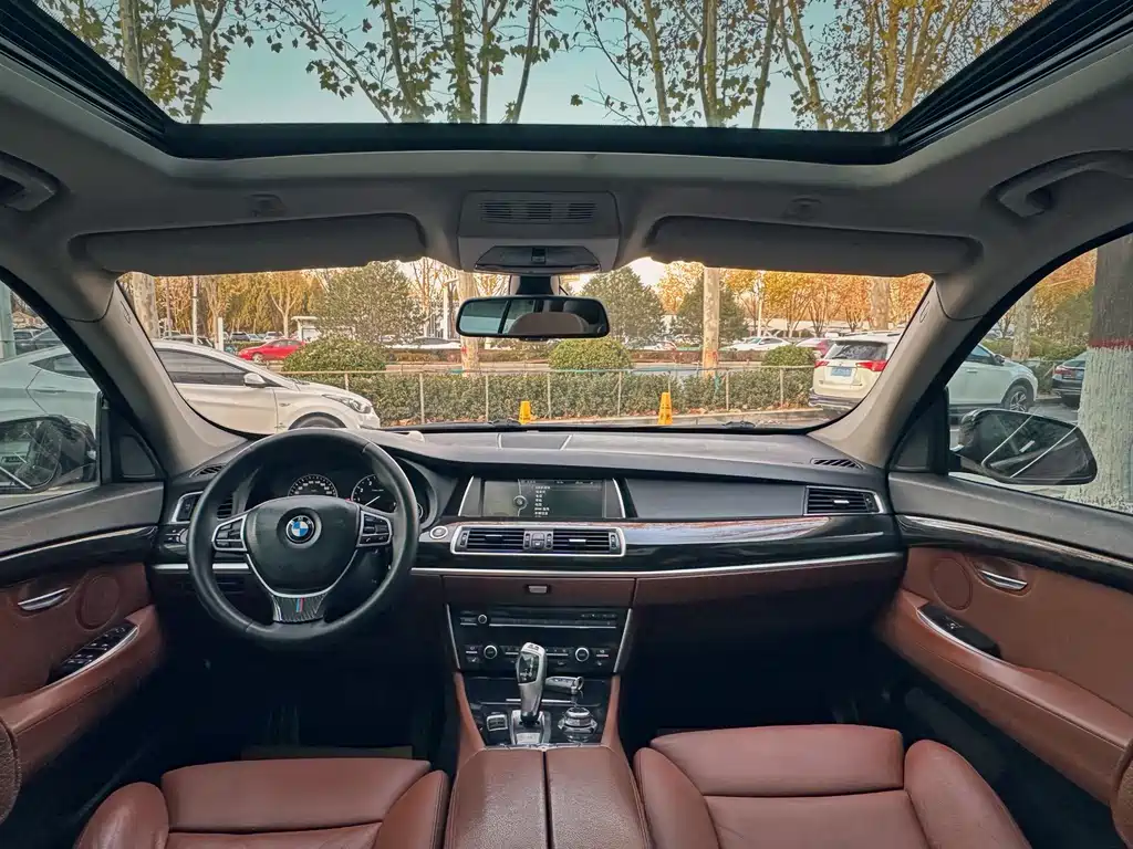 BMW 5 Series GT 2011 — фото 10