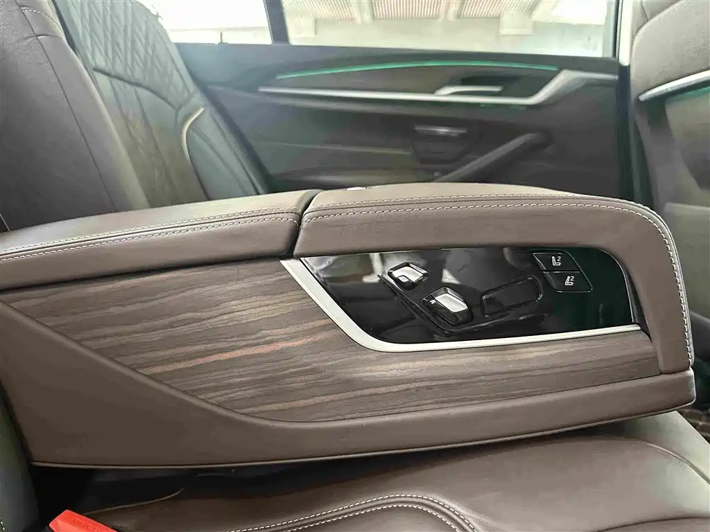 BMW 5 Series 2019 — фото 19