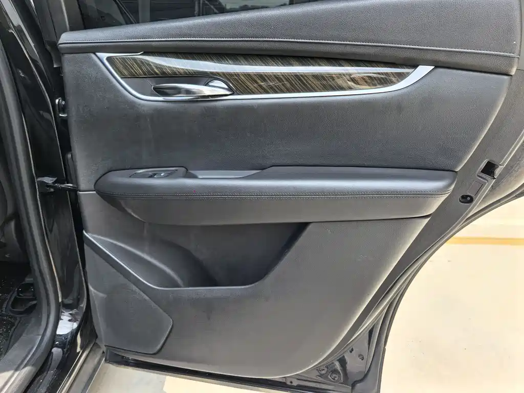 Cadillac XT5 2017 — фото 18