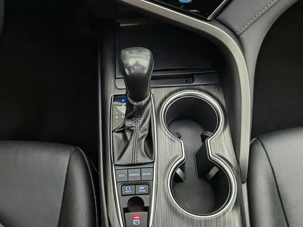 Toyota Camry 2022 — фото 13